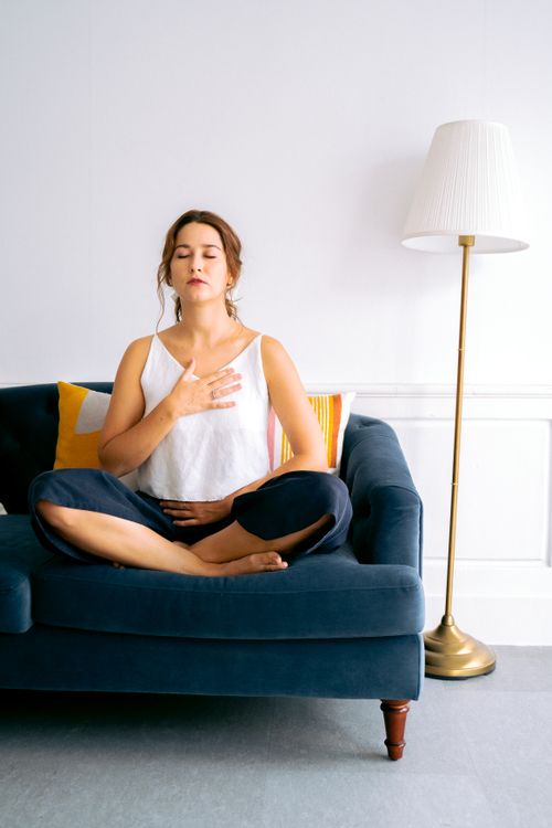 Bem-estar e calma em casa - meditação no sofá