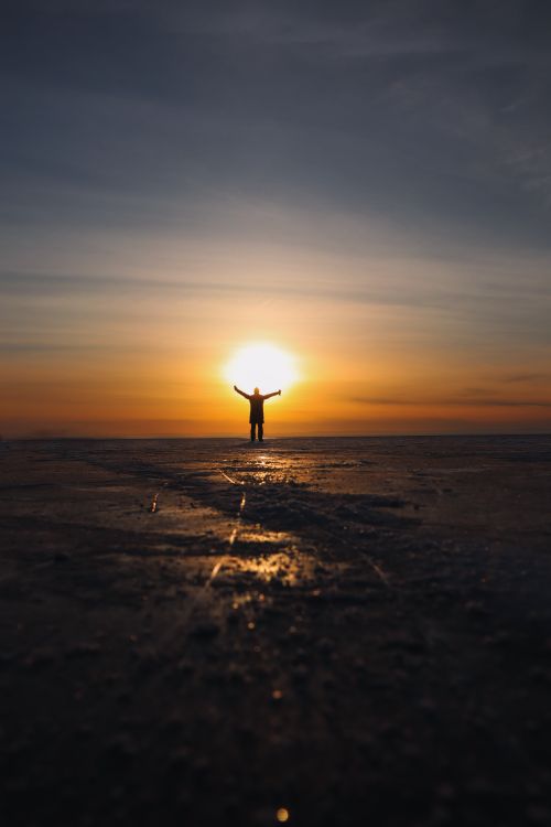 Esperança e novo começo - pessoa ao amanhecer